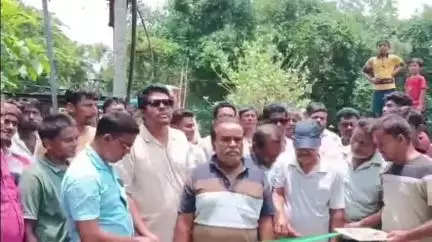 নওদা: বালি মাহিস্যপাড়ায় ঢালাই রাস্তার কাজের শুভ উদ্বোধন করেন জেলা পরিষদের শিক্ষা কর্মাধ্যক্ষ শফিউজ্জামান শেখ