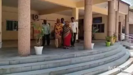 बांदा: कलेक्ट्रेट पहुंचकर एक मां-बाप ने लगाई गुहार, कहा- पाकिस्तान की जेल में बंद हमारे बेटे को रिहा करवाने में मदद करें