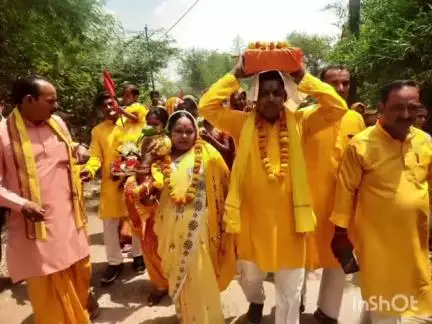संडीला: कछौना क्षेत्र स्थित हथौड़ा गांव में देवस्थान से भागवत कथा के लिए निकाली गई शोभायात्रा में सैकड़ों श्रद्धालु शामिल हुए