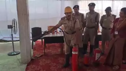 দিনহাটা ১: অগ্নি নির্বাপন নিয়ে সচেতনতা বৃদ্ধি করতে দিনহাটার এক বেসরকারি স্কুলে আয়োজিত হল বিশেষ সচেতনতা শিবির