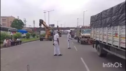 ডোমজুড়: ১৬ নম্বর জাতীয় সড়ক শলপ ব্রীজের কাছে কন্টেনার উল্টে যাওয়া যানজট