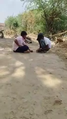 Barauni mein bacche Khel rahe hain ka champion mein nakki dua har rahe hain Paisa school mein hai sikhaya jata hai ki