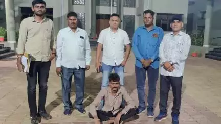 છોટાઉદેપુર: છેલ્લા આઠ વર્ષથી વિદેશી દારૂની હેરાફેરીના ગુન્હામાં રાજય બહારના નાસતા ફરતા આરોપી કરંજ ગામેથી ઝડપાયો.