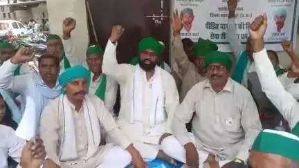 तिलहर: आवारा गोवंशों से परेशान भारतीय किसान यूनियन ने तहसील परिसर में शुरू किया धरना प्रदर्शन
#jansamasya