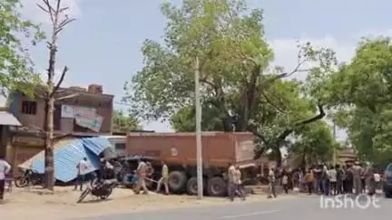 बिंदकी: पहरवापुर में अनियंत्रित डंपर दुकानों में घुसा, एक घायल, दो ई-रिक्शा, एक साइकिल, एक ठेलिया व दो दुकानें क्षतिग्रस्त