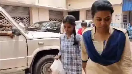 ব্যারাকপুর ২: উকিল পরিচয় দিয়ে প্রতারণার অভিযোগে দুই যুবতী এবং এক যুবককে গ্রেপ্তার করল ব্যারাকপুর থানার পুলিশ