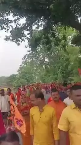 महुआ: महुआ के कुशहर खास स्थित मनोकामना शिव मंदिर में अष्टयाम यज्ञ के लिए भव्य कलश यात्रा निकाली गई