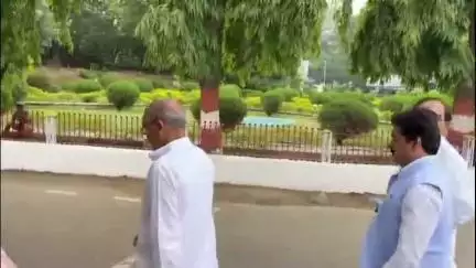 पटना ग्रामीण: मुजफ्फरपुर रेप-हत्या मामले में कांग्रेस ने राज्यपाल को सौंपा ज्ञापन, पीड़िता के परिवार के लिए नौकरी व मुआवजे की मांग