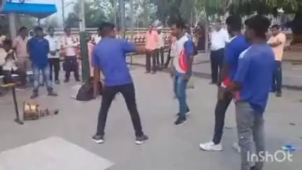 लातेहार: रेलवे स्टेशन लातेहार प्लेटफार्म परिसर में नुक्कड़ नाटक का आयोजन, रेल यातायात सुरक्षा की दी गई जानकारी