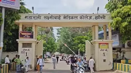 झांसी: लावारिस शव की बेकद्री पर घिरा मेडिकल कॉलेज, 15 दिन तक पुलिस को नहीं दी सूचना, लापरवाही से मोर्चरी में सड़ती रही लाश