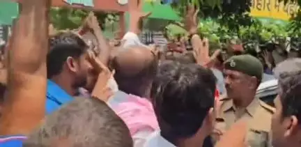 पटना ग्रामीण: जदयू कार्यालय के बाहर शारीरिक शिक्षकों ने शिक्षा मंत्री को घेरा, जमकर किया हंगामा