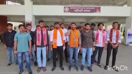 ઉધના: શહેરમાં વીર નર્મદ દક્ષિણ ગુજરાત યુનિવર્સિટી સલગ્ન સેલ્ફ ફાઇનાન્સ કોર્સની ફીમાં 20 ટકાનો તોતિંગ વધારો ABVP દ્વારા વિરોધ