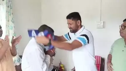 পূব ডিব্ৰুগড়: সদৰত লুৰীণজ‍্যোতি গগৈৰ উপস্থিতিত অজাপত যোগদান কৰে বিজেপিৰ ৰাজ‍্যিক কাৰ্যনিৰ্বাহক সদস্য দিলিপ কো‍ঁৱৰে