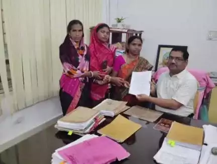 ସୁନ୍ଦରଗଡ ସହର: ବରପାଲିର ବେଆଇନ ରେଲୱେ ସାଇଡିଂ ବନ୍ଦ ଦାବିରେ ଅତିରିକ୍ତ ଜିଲ୍ଲାପାଳଙ୍କୁ କାର୍ଯ୍ୟାଳୟରେ ଦାବିପତ୍ର ପ୍ରଦାନ କଲେ ସ୍ଥାନୀୟ ଅଞ୍ଚଳର ମହିଳା