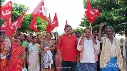 తమ బకాయి వేతనాలు వెంటనే చెల్లించాలని కొమరాడలో CITU ఆధ్వర్యంలో నిరసన తెలిపిన ఉపాధి హామీ వేతనదారులు
