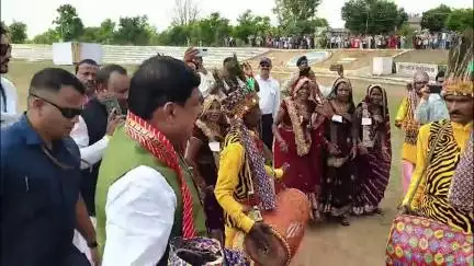 मुख्यमंत्री जी का  जनजातीय समाज ने किया पारंपरिक रीति-रिवाज़ों से स्वागत