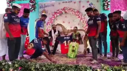 ಜಮಖಂಡಿ: ಮರೆಗುದ್ದಿ ಗ್ರಾಮದಲ್ಲಿ ಆರ್.ಸಿ.ಬಿ ಜೆರ್ಸಿ ತೊಟ್ಟು ನವಜೀವನಕ್ಕೆ ಕಾಲಿಟ್ಟ ನವಜೋಡಿಗಳು