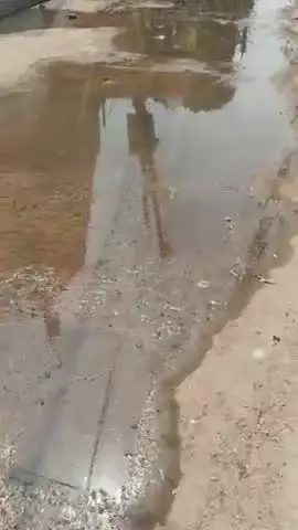 महेवा बन्धा पे शौचालय का पानी गिर रहा है आने जाने मे कापी दिक्कत होता है