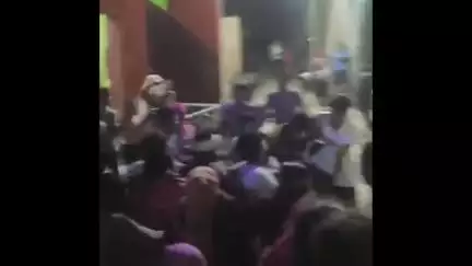 अतरौली: कस्बा छर्रा में 2 पक्षों की महिलाओं और युवकों के बीच जमकर लात-घूसे चले, मारपीट का लाइव वीडियो वायरल