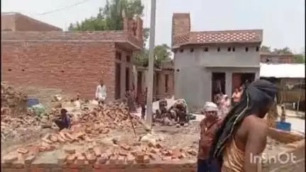 दातागंज: दातागंज कोतवाली क्षेत्र के गलौथी गांव में ग्राम पंचायत के खाद के गड्ढों पर कब्जे की प्रधान ने पुलिस से की शिकायत
