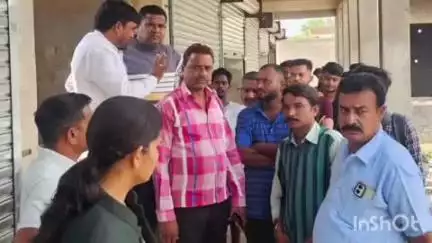 बेमेतरा: बेमेतरा बस स्टैंड में नगर पालिका अध्यक्ष विजय सिंह ने दुकानदारों से की मुलाकात, समस्याओं से हुए रूबरू
