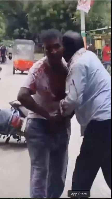 యూపీలోని మిర్జాపూర్‌లో నడిరోడ్డుపై వ్యక్తిని కత్తితో విచక్షణా రహితంగా పొడిచిన మరో వ్యక్తి, ఆపకుండా చూస్తూ ఉండిపోయిన జనం