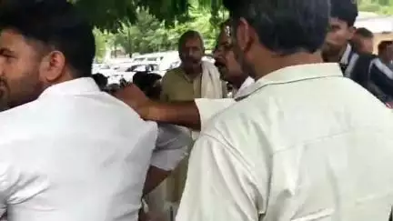 चकरनगर: चकरनगर से भाजपा ब्लॉक प्रमुख राधा यादव के खिलाफ 34 सदस्यों ने डीएम को दिया हलफनामा, राजनैतिक हलचल तेज