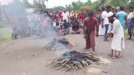 জয়নগর ২: বুইচবাটি গ্রামে কাঠের গুড়ি ফেলে আগুন জ্বালিয়ে বিক্ষোভ দোষীদের গ্রেপ্তারের দাবিতে