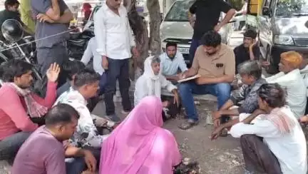 गिर्वा: समाज ने हुक्का पानी किया बंद, महिला ने की आत्महत्या, परिवारजनों ने MB हॉस्पिटल की मोर्चरी के बाहर किया प्रदर्शन