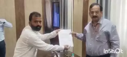 बलिया: बहेरी में आसमां हॉस्पिटल का संचालन बेसमेंट में होने पर सामाजिक व आरटीआई कार्यकर्ता प्रेम वर्मा ने CMO को सौंपा ज्ञापन