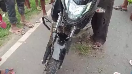 स्वार: मँझरा आमिर खा गाँव के सामने कार ने मोटरसाइकिल सवारों को रौंदा, दो व्यक्ति हुए घायल