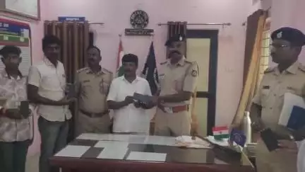 ಶೋರಾಪುರ: ಕಳೆದು ಹೋಗಿದ್ದ ಮೊಬೈಲ್ ಪತ್ತೆ ಹಚ್ಚಿ ವಾರಸುದಾರರಿಗೆ ಹಸ್ತಾಂತರಿಸಿದ ಪಟ್ಟಣದ ಠಾಣೆ ಪೊಲೀಸರು