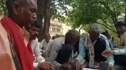 नरसिंहपुर: डूंगरिया में बूंद-बूंद पानी को तरस रहे ग्रामीण, नल जल योजना फेल होने पर पहुंचे कलेक्टर कार्यालय
