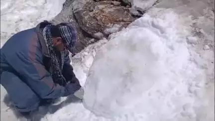 प्रयागराज के सैंड आर्टिस्ट अजय ने मनाली रोहतांग की बर्फ पहाड़ी पर आर्ट बनाकर पर्यावरण बचाने की अपील की