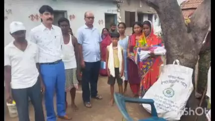 পুরুলিয়া ১: বজ্রপাতে মৃত্যু পরমানন্দ বাউরীর পরিবারের হাতে ডিএম কিট ও সমব্যাথি প্রাপ্য টাকা তুলে দিল দামদা গ্রামে BDMO
