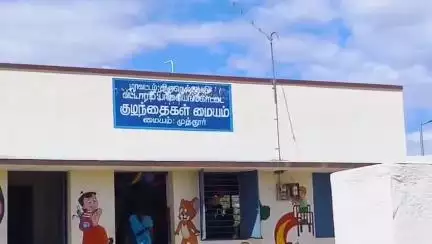 பாளையங்கோட்டை: முத்தூட் குழந்தைகள் மையத்தில் குழந்தைகளுக்கு முன் பருவ புத்தகம் மற்றும் சீருடைகளை வழங்கிய கலெக்டர்