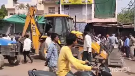 कोलारस: हादसे के बाद एक्शन में आए प्रशासन ने जगतपुर से कोलारस बस स्टैंड तक हटाया अतिक्रमण, व्यापारियों ने रखा बाजार बंद