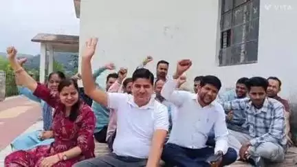 द्वाराहाट: तहसील द्वाराहाट में निरीक्षक और उप निरीक्षक ने धरने पर किया कार्य बहिष्कार, जनता हुई परेशान