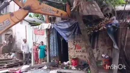মাটিগাড়া: আদালতের নির্দেশে শিলিগুড়ির আশ্রমপাড়ায় ভাঙা হল দখল হওয়া বাড়ি
