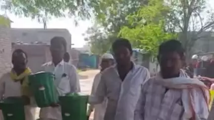 लोणार: गोत्रा येथे कचरा टाकण्यासाठी कुंड्या दिल्या परंतु कचरा टाकायचा कुठे #Jansamasya