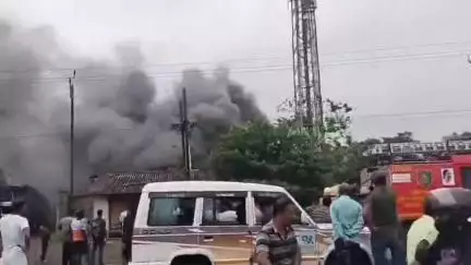 হলদিয়া: হলদিয়ার দেভোগের মোরামে বেসরকারি মোবাইল কোম্পানি  টাওয়ারে আগুন  দমকলের একটি ইঞ্জিনের চেষ্টায় আগুন নিয়ন্ত্রণে আনা হয়
