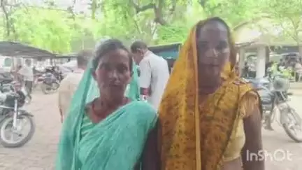 मंजिगंवा करन गांव की महिलाओं ने दबंग विपक्षों द्वारा सार्वजनिक रास्ते पर किए गए कब्जे को लेकर DM से की शिकायत