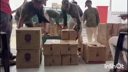 जमुई: डुमरी चेकपोस्ट से उत्पाद विभाग ने स्कैनर से जांच कर पिकअप से 80 पेटी अंग्रेजी शराब किया ज़ब्त, चालक को किया गिरफ्तार