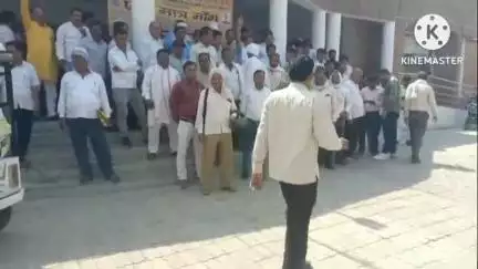 बस्ती: बस्ती राज्य कर्मचारी एकता संघ ने एक सूत्रीय मांगों को लेकर मुख्यमंत्री से संबंधित ज्ञापन जिला अधिकारी बस्ती को सौंपा