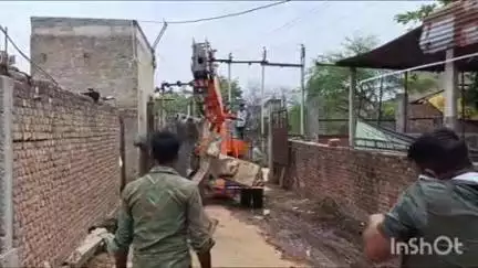मनिया: विश्व पर्यावरण दिवस से पूर्व वन विभाग ने मनिया कस्बे में करीब दो दर्जन आरा मशीनों को बुलडोजर से उखाड़ा