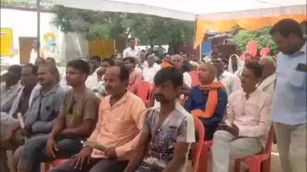 नवाबगंज: इचौलिया गांव में गन्ना अनुसंधान केंद्र के वैज्ञानिकों ने दी उन्नत खेती की जानकारी, भारी संख्या में किसान उपस्थित रहे
