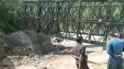 थराली: थराली में रतगांव को जोड़ने के लिए लोक निर्माण विभाग का निर्माणाधीन वेली-ब्रिज क्षतिग्रस्त, लापरवाही का आरोप