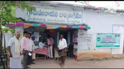 దేవరకొండ: దేవరకొండ నియోజకవర్గం లో కొనసాగుతున్న రెవెన్యూ సదస్సులు దరఖాస్తులు చేసుకుంటున్న రైతులు