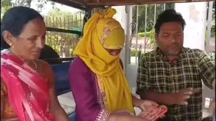 शाहजहांपुर: शहर में महिला का डेढ़ लाख रुपए के जेवर और कपड़ों से भरा बैग ई-रिक्शा में छूटा, ई-रिक्शा यूनियन की मदद से मिला बैग