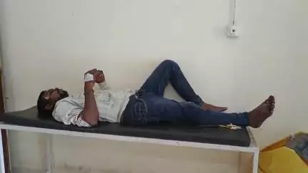 बुरहानपुर नगर: बुरहानपुर: सिरपुर के पास गड्ढे में मोटरसाइकिल गिरने से एक मजदूर घायल, अस्पताल में भर्ती